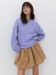 Haftowany sweter z domieszką wełny - lawendowy. Fioletowe swetry Reserved, l, bez wzorów, z dzianiny, bez ramiączek. W wyprzedaży za 179.99 zł.