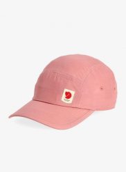 Czapka z daszkiem Fjallraven High Coast Wind Cap. Czerwone czapki z daszkiem Fjällräven, bez wzorów, z materiału, eleganckie. Za 226.05 zł.