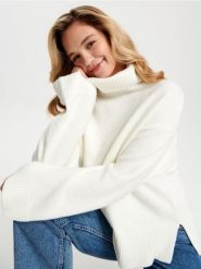 Sweter z golfem - kremowy. Białe swetry Sinsay, l, bez wzorów, bez ramiączek. Za 69.99 zł.