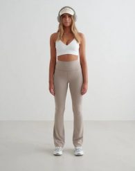 Damskie legginsy rozszerzane z wysokim stanem dla wysokich Sense ciemnogliniane. Brązowe legginsy AIM'N, bez wzorów, z elastanu, długie. Za 344.00 zł.