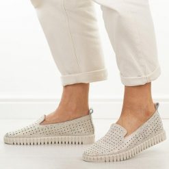 Złote skórzane półbuty damskie Cambell 19433. Żółte półbuty wsuwane Cambell, na jesień, w ażurowe wzory, z jeansu, casualowe, bez obcasa, na płaskiej podeszwie. Za 219.00 zł.