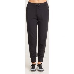 SPODNIE DRESOWE Armani Exchange. Czarne spodnie dresowe Armani Exchange, bez wzorów, z bawełny. Za 251.40 zł.