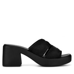 Klapki Lasocki. Czarne klapki Lasocki, bez wzorów, bez obcasa, bez zapięcia. Za 169.99 zł.