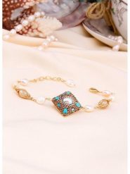 L'Atelier de Gaia Pozłacana bransoletka z perłami i turkusami rozmiar: onesize. Białe bransoletki L'Atelier de Gaia, z perłą, pozłacane. Za 60.99 zł.