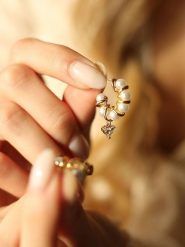 Pierres delicates Pozłacane kolczyki-półkreole z perłami i cyrkoniami rozmiar: onesize. Białe kolczyki Pierres delicates, z cyrkonią, pozłacane. Za 43.99 zł.