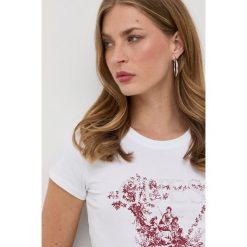 Guess t-shirt damski kolor biały. Białe t-shirty Guess, z aplikacjami, bez kołnierzyka, bez ramiączek. Za 189.99 zł.