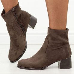 Brązowe botki damskie na obcasie Jezzi 2481-4. Brązowe botki Jezzi, bez wzorów, z jeansu, eleganckie, z okrągłym noskiem, bez obcasa, na obcasie, bez zapięcia. Za 239.00 zł.
