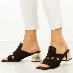 Brązowe skórzane klapki damskie DiA 3143. Brązowe klapki DiA, bez wzorów, ze skóry, eleganckie, bez obcasa, na obcasie, bez zapięcia. Za 379.00 zł.