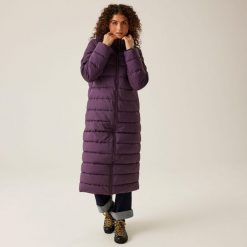 Płaszcz turystyczny damski zimowy ocieplany Elender Regatta. Fioletowe płaszcze Regatta, na zimę, bez wzorów, z puchu, sportowe, z kapturem. Za 269.99 zł.