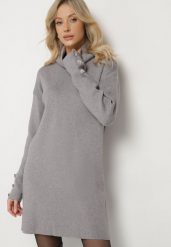 Szara Sukienka z Golfem Bawełną i Wełną Ozdobiona Guzikami Ilathor. Szare sukienki Born2be, na co dzień, m, bez wzorów, z bawełny, eleganckie, bez kołnierzyka, bez ramiączek, maxi, kopertowe. W wyprzedaży za 76.49 zł.