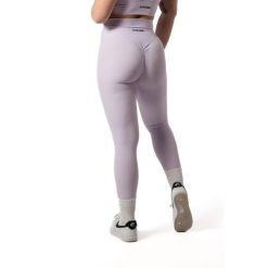 Damskie legginsy bezszwowe prążkowane z efektem scrunch – lawendowy. Fioletowe legginsy AESTHETIC WOLF, bez wzorów, z dzianiny, długie. Za 119.99 zł.