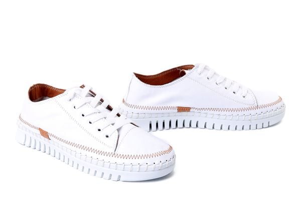 BOCCATO 272.1809 white, półbuty damskie. Białe półbuty wsuwane Boccato, bez wzorów, ze skóry, bez obcasa. Za 203.92 zł.