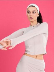 Rozpinana sportowa bluza ze stójką i otworami na kciuki Gym Hard - kremowy. Białe bluzy bez kaptura Sinsay, l, bez wzorów, bez kaptura, do biegania. Za 49.99 zł.