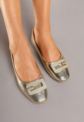 Złote Balerinki Ozdobione Geometryczną Aplikacją Tirenia. Żółte baleriny Renee, z aplikacjami, biznesowe, bez obcasa, na płaskiej podeszwie, bez zapięcia. Za 59.99 zł.