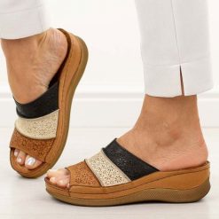 Brązowe skórzane klapki damskie na koturnie T.Sokolski 172. Brązowe klapki Sokolski, bez wzorów, z jeansu, biznesowe, bez obcasa, na koturnie, bez zapięcia. Za 239.00 zł.