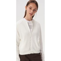 Strukturalna bluza bomber - Kremowy. Białe bluzy Sinsay, l, bez wzorów, bez ramiączek, bez kaptura. Za 49.99 zł.