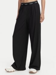 Guess Spodnie dresowe V6GB08 W1771 Czarny Relaxed Fit. Czarne spodnie dresowe Guess, z aplikacjami, z dresówki. Za 344.99 zł.