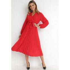 Czerwona Sukienka Mesyre. Czerwone sukienki Born2be, do pracy, s, bez wzorów, z materiału, biznesowe, bez kołnierzyka, bez ramiączek, midi, kopertowe. W wyprzedaży za 84.99 zł.
