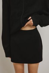 Trapezowa spódnica mini w kolorze TOTALLY BLACK - SORTA-XS. Czarne spódnice Marsala, xs, bez wzorów, z bawełny, klasyczne, mini, dopasowane. Za 259.90 zł.