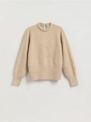 Sweter z aplikacją - beżowy. Brązowe swetry Reserved, l, z aplikacjami, z dzianiny, bez ramiączek. Za 139.99 zł.