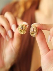 L'Atelier de Gaia Pozłacane kolczyki-wkrętki rozmiar: onesize. Żółte kolczyki L'Atelier de Gaia, z perłą, pozłacane. Za 43.99 zł.