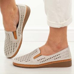 Beżowe skórzane półbuty damskie Vinceza 95395. Brązowe półbuty wsuwane VINCEZA, na lato, w ażurowe wzory, z jeansu, eleganckie, z okrągłym noskiem, bez obcasa, na płaskiej podeszwie. Za 219.00 zł.