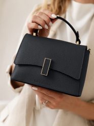 Lia Biassoni Skórzana torebka "Fegana" w kolorze czarnym - 20 x 14 x 8 cm rozmiar: onesize. Czarne torebki klasyczne Lia Biassoni, bez wzorów, z materiału, przez ramię, bez dodatków. Za 217.99 zł.