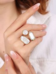 L'Atelier de Gaia Pozłacany pierścionek z perłami rozmiar: onesize. Białe pierścionki L'Atelier de Gaia, z perłą, pozłacane. Za 113.36 zł.