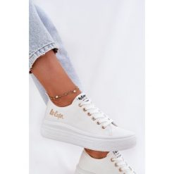 Trampki Damskie Na Platformie Lee Cooper LCW-24-44-2462L Białe. Białe trampki bez wzorów, z materiału, eleganckie, bez zapięcia. Za 173.90 zł.