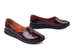 ARTIKER RELAKS 56C0058 bordowy, półbuty damskie. Czerwone półbuty wsuwane Artiker Relaks, bez wzorów, ze skóry, bez obcasa. Za 224.90 zł.