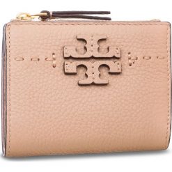 Mały Portfel Damski TORY BURCH - Mcgraw Mini Foldable Wallet 45246 Devon Sand 288. Czerwone portfele Tory Burch, ze skóry. Za 599.00 zł.