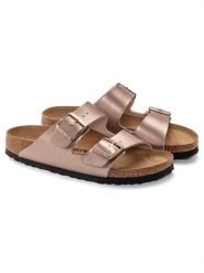 Birkenstock Klapki "Arizona" w kolorze jasnoróżowym rozmiar: 39. Różowe klapki Birkenstock, bez wzorów, klasyczne, z otwartym noskiem, bez obcasa, bez zapięcia. Za 305.29 zł.