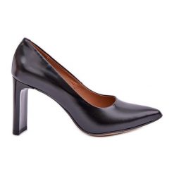 Lewski Shoes Eleganckie Czółenka Ze Skóry Naturalnej Na Słupku Lewski 2659/2043 Czarne. Czarne czółenka bez wzorów, ze skóry, biznesowe, ze szpiczastym noskiem, bez obcasa, na obcasie, bez zapięcia. Za 446.34 zł.