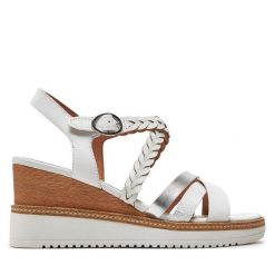 Sandały Tamaris. Białe sandały Tamaris, bez wzorów, bez obcasa, na koturnie, bez zapięcia. Za 259.99 zł.