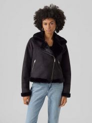 Vero Moda Kurtka "Peggy" w kolorze czarnym ze skóry syntetycznej rozmiar: M. Czarne kurtki Vero Moda, m, bez wzorów, z futra, bez kaptura. Za 239.95 zł.