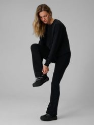 4F Legginsy z rozszerzanymi nogawkami damskie - czarne M. Czarne legginsy 4f, bez wzorów, z dzianiny, klasyczne. Za 129.99 zł.