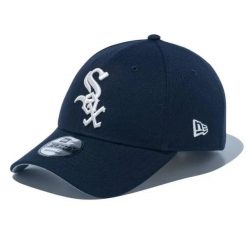Czapka baseballowa Chicago White Sox. Białe czapki z daszkiem New Era, bez wzorów, casualowe. Za 227.50 zł.