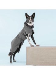 Paikka Odblaskowy płaszcz przeciwdeszczowy w kolorze antracytowym dla psa rozmiar: 45 cm. Czarne kurtki przeciwdeszczowe Paikka, bez wzorów, z materiału, bez kaptura. Za 227.85 zł.