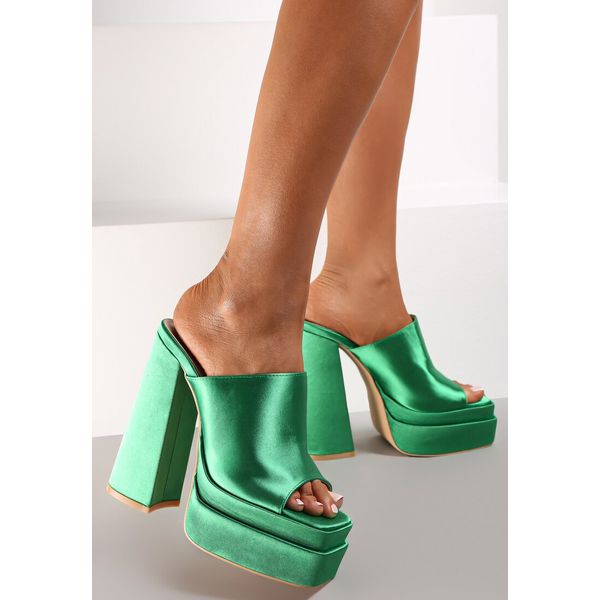 Zielone Klapki Lolpey. Zielone klapki Renee, bez wzorów, z satyny, eleganckie, bez obcasa, na obcasie, bez zapięcia. Za 54.99 zł.