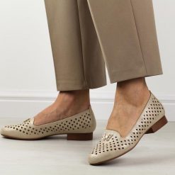 Złote ażurowe półbuty damskie M.Daszyński Sa222-3. Żółte półbuty wsuwane M.Daszyński, na jesień, z aplikacjami, ze skóry, eleganckie, bez obcasa, na płaskiej podeszwie. Za 179.00 zł.