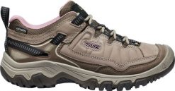 Damskie buty trekkingowe Keen Targhee IV WP. Czerwone trekkingi Keen, bez wzorów, z materiału, bez zapięcia, trekkingowe. Za 623.40 zł.