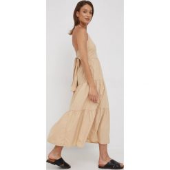 GAP sukienka kolor beżowy maxi rozkloszowana. Brązowe sukienki GAP, bez wzorów, bez kołnierzyka, bez ramiączek, maxi, rozkloszowane. Za 389.99 zł.