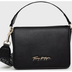 Tommy Hilfiger torebka kolor czarny. Czarne listonoszki Tommy Hilfiger, bez wzorów, z materiału, bez dodatków. Za 459.99 zł.