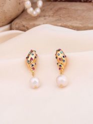 Pierres de Jade Pozłacane kolczyki-wkrętki z perłami i cyrkoniami rozmiar: onesize. Białe kolczyki Pierres de Jade, z cyrkonią, pozłacane. Za 43.99 zł.