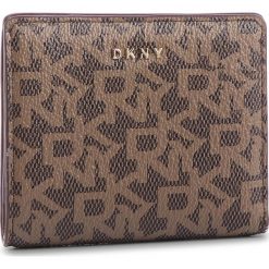 Mały Portfel Damski DKNY - R83ZJ657 Mocha Logo/Vic 9MV. Brązowe portfele DKNY, bez wzorów, ze skóry ekologicznej. W wyprzedaży za 209.00 zł.