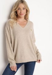 Ciemnobeżowy Sweter z Wełną i Trójkątnym Dekoltem Zivida. Brązowe swetry Born2be, bez wzorów, z jeansu, eleganckie, bez ramiączek. W wyprzedaży za 118.99 zł.