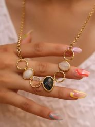 L'Atelier de Gaia Pozłacany naszyjnik z elementami ozdobnymi - dł. 50 cm rozmiar: onesize. Czarne naszyjniki L'Atelier de Gaia, z materiału, z kamieniem księżycowym, pozłacane. Za 73.99 zł.