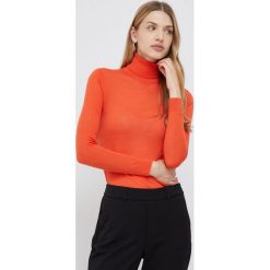 Calvin Klein sweter wełniany damski kolor pomarańczowy lekki z golfem. Brązowe swetry Calvin Klein, m, bez wzorów, z dzianiny, bez ramiączek. W wyprzedaży za 439.99 zł.