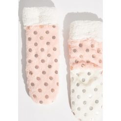 Pluszowe kapcie - Różowy. Kapcie marki Sinsay. Za 39.99 zł.