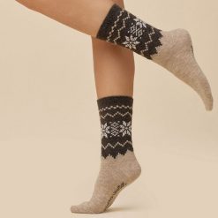 Wełniane skarpetki damskie Gabriella 1210 wzór skandynawski. Brązowe skarpetki Gabriella, bez wzorów, z bawełny. Za 37.90 zł.